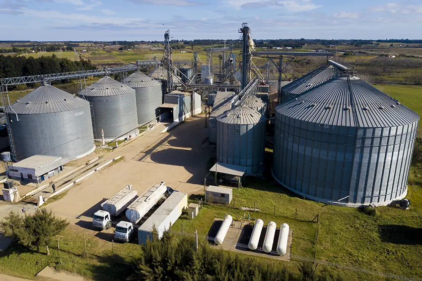 fabrica de raciones vista de dron de avícolas del oeste